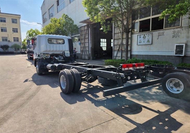 DFAC CM90-301 6 Ton Dongfeng Light Truck Chassis factory